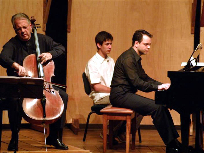 With Brazilian cellist Antonio Del Claro at Festival Musica nas Montanhas, in Poços de Caldas, MG - Brazil. January, 2006.