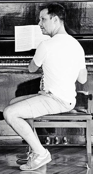 Multitasking at Dido and Aeneas rehearsal, in Vitoria, ES - Brazil. November, 2015.