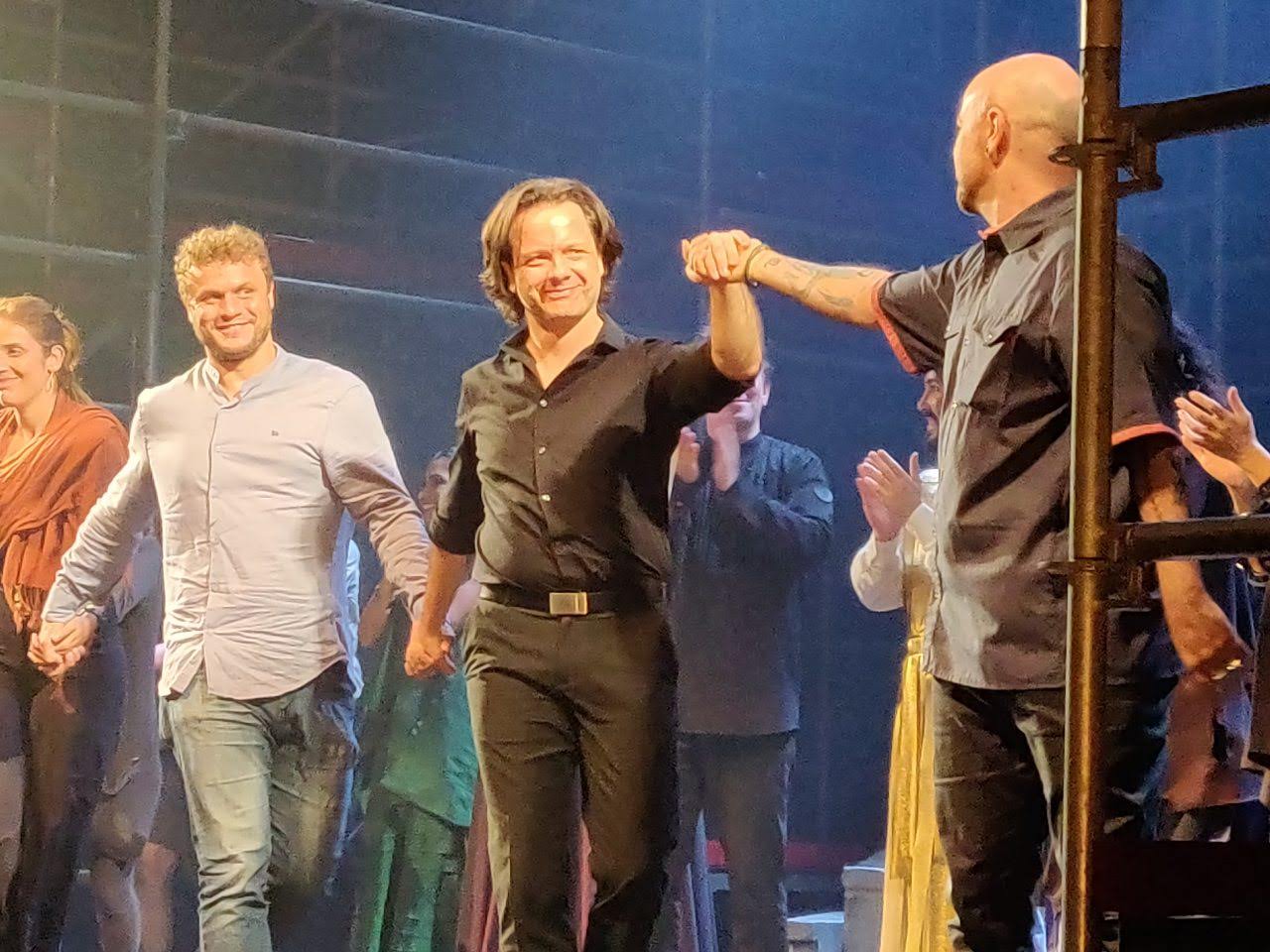 Final performance of La Clemenza di Tito. With stage director and light designer Caetano Vilela, artistic manager Ricardo Appezzato and production manager Anna Patrícia Lopes. In the back, conductor Felix Krieger. Theatro Sao Pedro, Sao Paulo - Brazil. April/May, 2019.