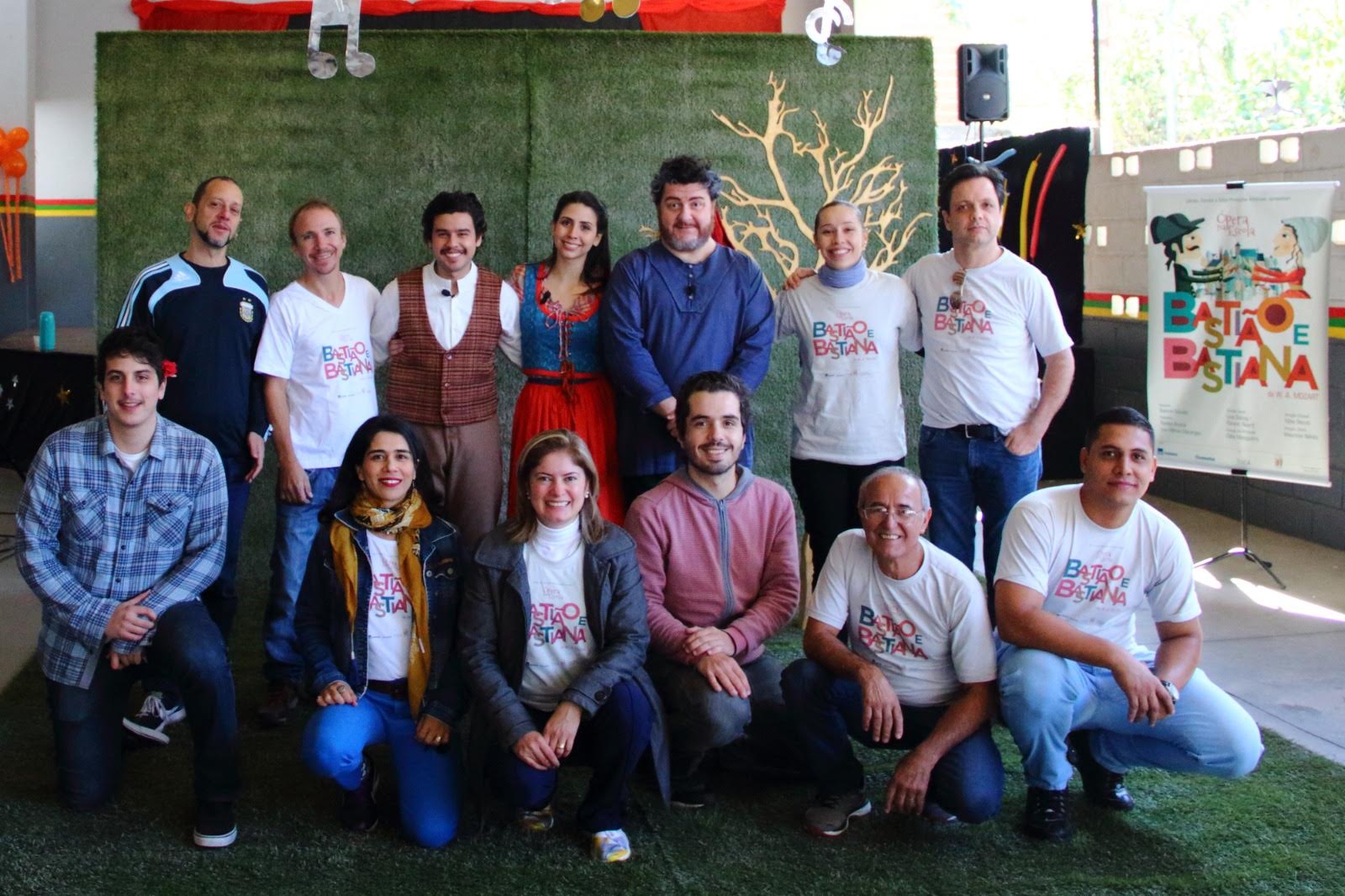 With the entire crew, after a performance of the opera Bastien und Bastienne in portuguese for children, in the outside of Sao Paulo - Brazil. August, 2018. With Mauricio Schwab Veloso (stage director), Florant Reard (producer), Ramon Mundin (tenor), Raissa Amaral (soprano), Marcio Marangon (baritone), Milena (pianist), Cleia Mangueira (producer), Sergio Spina (assistant stage director), among others.